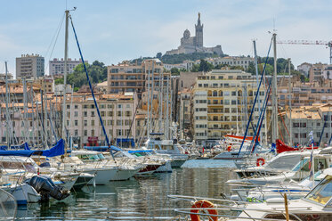 Frankreich, Provence-Alpes-Cote d'Azur, Marseille, Alter Hafen und Jachthafen mit Basilique Notre-Dame de la Garde - FRF00747