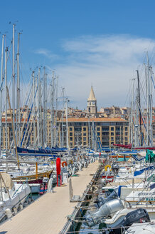 Frankreich, Provence-Alpes-Cote d'Azur, Marseille, alter Hafen, Pier und Segelyachten - FRF00748