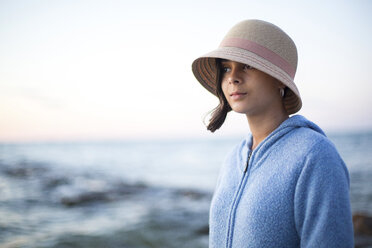 Mädchen mit Hut am Strand - AURF04948