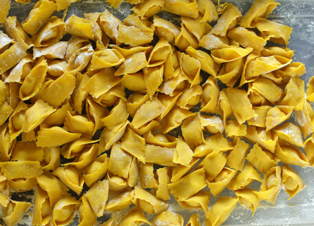 Handgerollte frische italienische Pasta, Osteria Battaglino, Dogliani Piemont, Italien - AURF04980