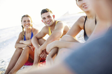 Freunde genießen einen Tag am Strand. - AURF04998