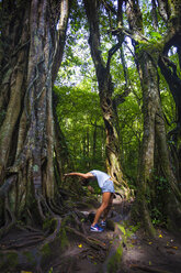 Fitness Frau unter altem Baum - AURF05021