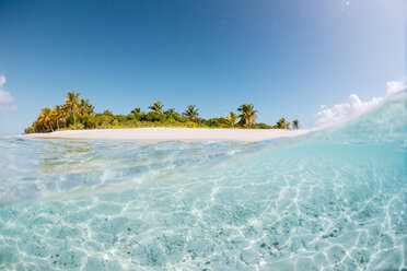 Blick auf Sandy Spit, eine unbewohnte Insel in der Karibik, halb im Wasser, halb außerhalb des Wassers - AURF05028