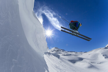 Extremskifahrer in der Luft nach einem Sprung, Nevados de Chillan, Chile - AURF05043