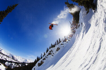 Extremskifahrer bei einem Stunt in der Luft, Jackson, Wyoming - AURF05044