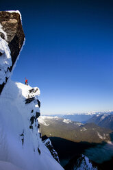 Drew Tabke auf dem Gipfel der Cascade Mountains in Washington stehend - AURF05046