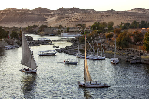 Felucca-Segelboote auf dem Nil, Assuan, Ägypten - AURF05056