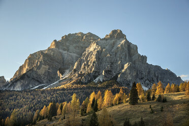 Herbstfarben bedecken die italienischen Alpen - AURF05061
