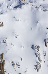 Entfernte Ansicht eines professionellen Skifahrers Lucas Swieykowski Skifahren an einem großen Berg Linie und bekommt frische Spuren nach Ski Touring - AURF05063
