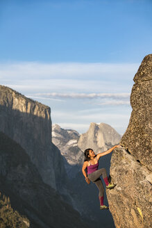 Weibliche Kletterer Klettern auf Rock in Yosemite mit El Capitan und Half Dome im Hintergrund - AURF05086