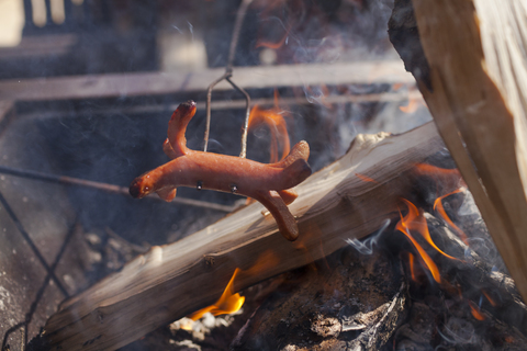 Nahaufnahme eines Spiderdogs, der über einem Lagerfeuer kocht, lizenzfreies Stockfoto