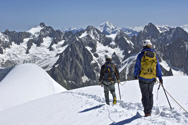 Bergsteiger bahnen sich ihren Weg entlang eines Grats in der Nähe der Aiguille du Midi auf dem Mont Blanc Chamonix, Frankreich - AURF05144