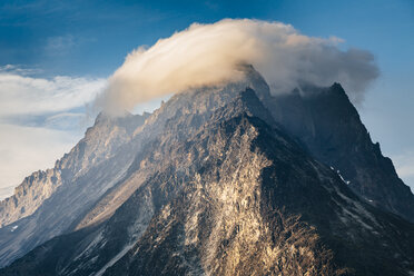 Wolkendecke über einem unbenannten Berg im Lake Clark National Park and Preserve in der Nähe des Turquoise Lake, Alaska, USA - AURF05145