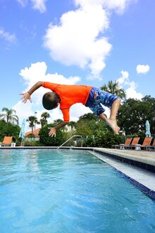 Kinder spielen im Schwimmbad - AURF05167