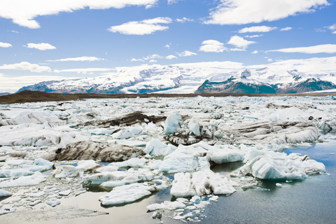 Jokulsarlon Lagune gefüllt mit Eisbergen in der Nähe von Gletschern in Island, lizenzfreies Stockfoto