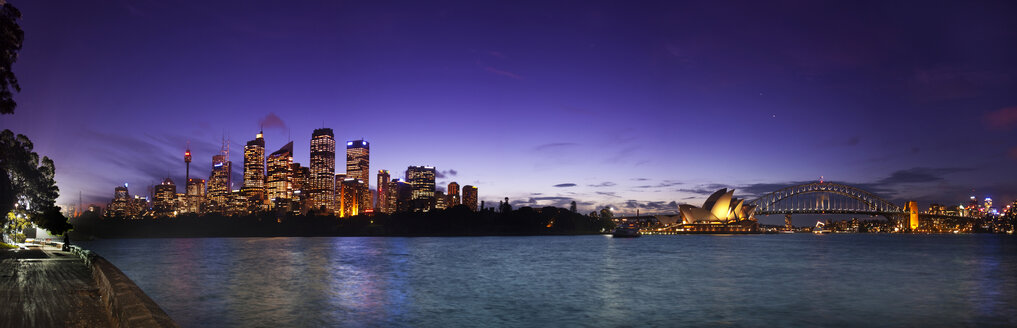 Beleuchtete Sydney Harbor Bridge und Opernhaus von Frau Macquaries Stuhl - AURF05178