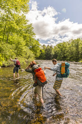 Wanderer Ford The Pleasant River beim Wandern auf dem Appalachian Trail - AURF05208