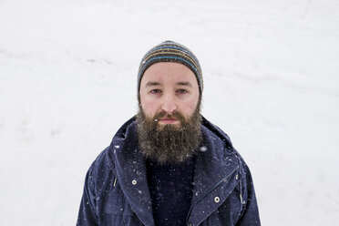 Hipster genießt die Natur von Oregon im Winter - AURF05213