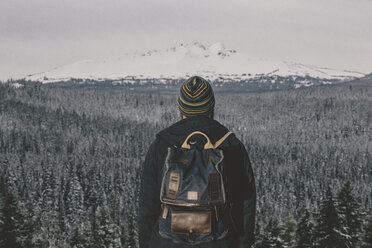 Hipster genießt die Natur von Oregon im Winter - AURF05214