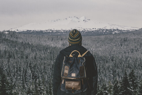 Hipster genießt die Natur von Oregon im Winter - AURF05214