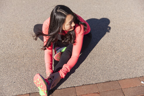 High Angle View Of Woman Doing Stretching Übung - AURF05233