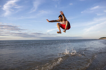 Mann springt am Strand - AURF05261
