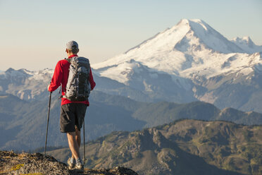 Mann beim Wandern im North Cascades National Park mit Blick auf den Mount Baker - AURF05278