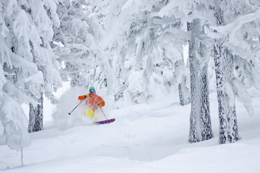 Männliche Skifahrer Skifahren auf verschneite Landschaft in Whitefish, Montana, Usa - AURF05281