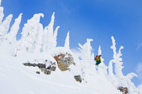 Männlicher Skifahrer fängt Luft von einer Klippe im Whitefish Mountain Resort in Montana, USA - AURF05283