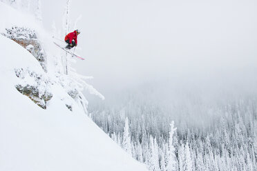 Männlicher Skifahrer fängt Luft im Whitefish Mountain Resort in Whitefish, Montana, USA - AURF05288