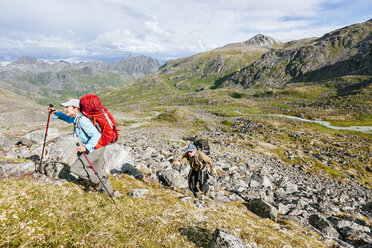Mann und Frau Wandern auf einem steilen Hügel in Talkeetna Range in Alaska, USA - AURF05304