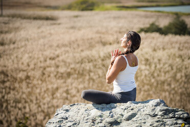 Yoga im Freien in Rhode Island - AURF05329