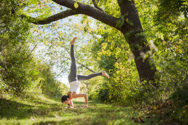 Yoga im Freien in Rhode Island - AURF05333
