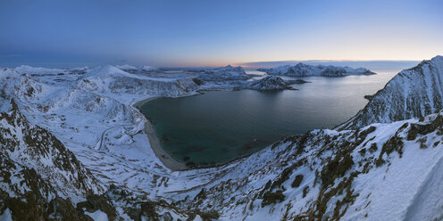 Panoramablick auf Hügel und See im Winter - AURF05336