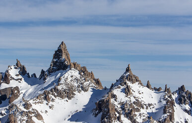 Massive Granittürme sind auf der Rückseite des Resorts Cerro Catedral in Argentinien zu sehen - AURF05338