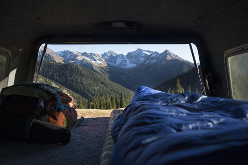Bergblick aus dem Schlafsack auf der Ladefläche eines Trucks - AURF05350