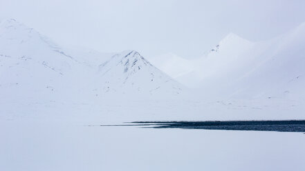 Berge und Meer in der Arktis, Spitzbergen, Svalbard - AURF05358