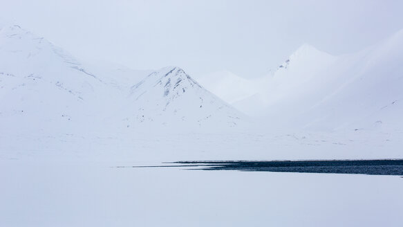 Berge und Meer in der Arktis, Spitzbergen, Svalbard - AURF05358