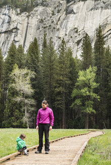 Mutter mit Sohn im Yosemite-Nationalpark - AURF05360