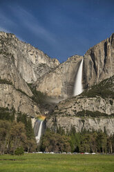 Mondbogen und Sterne am Yosemite-Wasserfall, Yosemite-Nationalpark, Kalifornien, USA - AURF05361