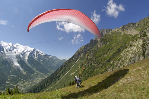 Gleitschirmfliegen über dem Chamonix-Tal in der Nähe des Mont Blanc in Chamonix, Frankreich - AURF05363