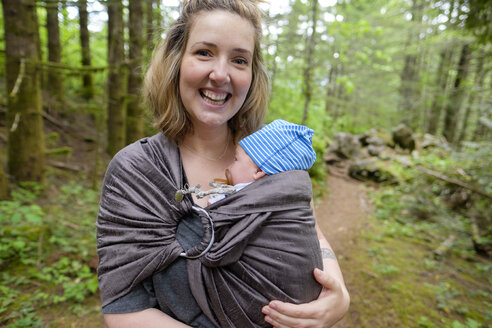 Mutter und ihr neugeborenes Baby beim Wandern auf dem Horse Rock Ridge Trail in der Nähe von Eugene, Oregon. - AURF05364