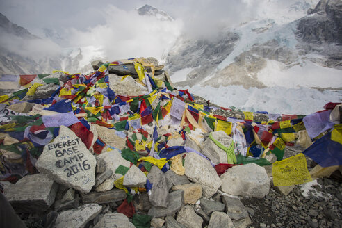 Gebetsfahnen schmücken die Gegend um das Everest Base Camp in Nepal. - AURF05381