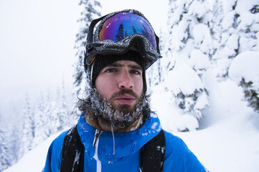 Porträt eines Skifahrers in einer Winterlandschaft, British Columbia, Kanada - AURF05387