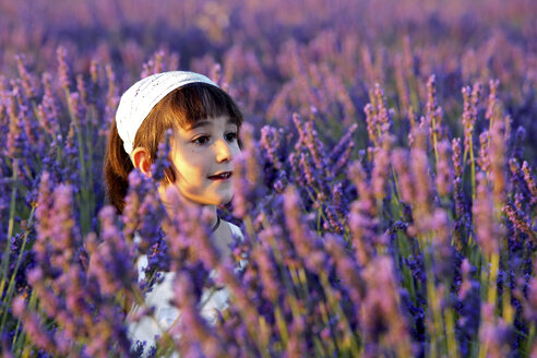 Porträt eines schönen Mädchens auf dem Feld einer Lavendelplantage - AURF05393
