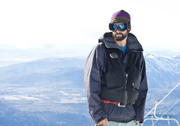 Porträt eines Snowboarders am Cerro Catedral in Argentinien - AURF05394