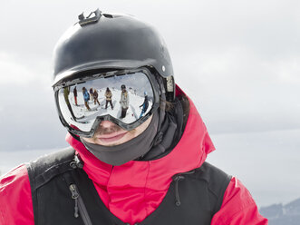 Porträt eines Skifahrers mit Schutzbrille und Helm am Cerro Catedral - AURF05395