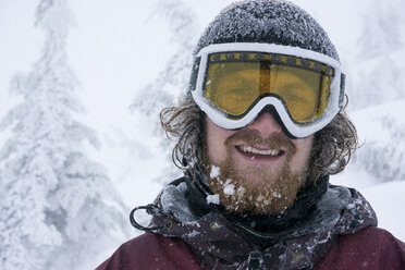 Porträt eines Snowboarders während eines Schneesturms - AURF05399