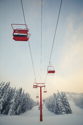 Roter Sessellift im Manning Park Ski Resort, British Columbia, Kanada. - AURF05402