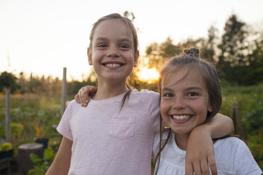 Porträt von zwei lachenden Schwestern im Garten in Fort Langley - AURF05403